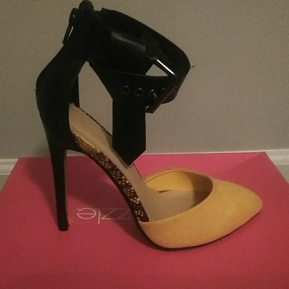 Yellow/Black Pumps